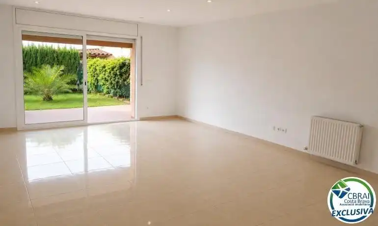 Sala d'estar de Casa o xalet en venda en Empuriabrava amb Calefacció