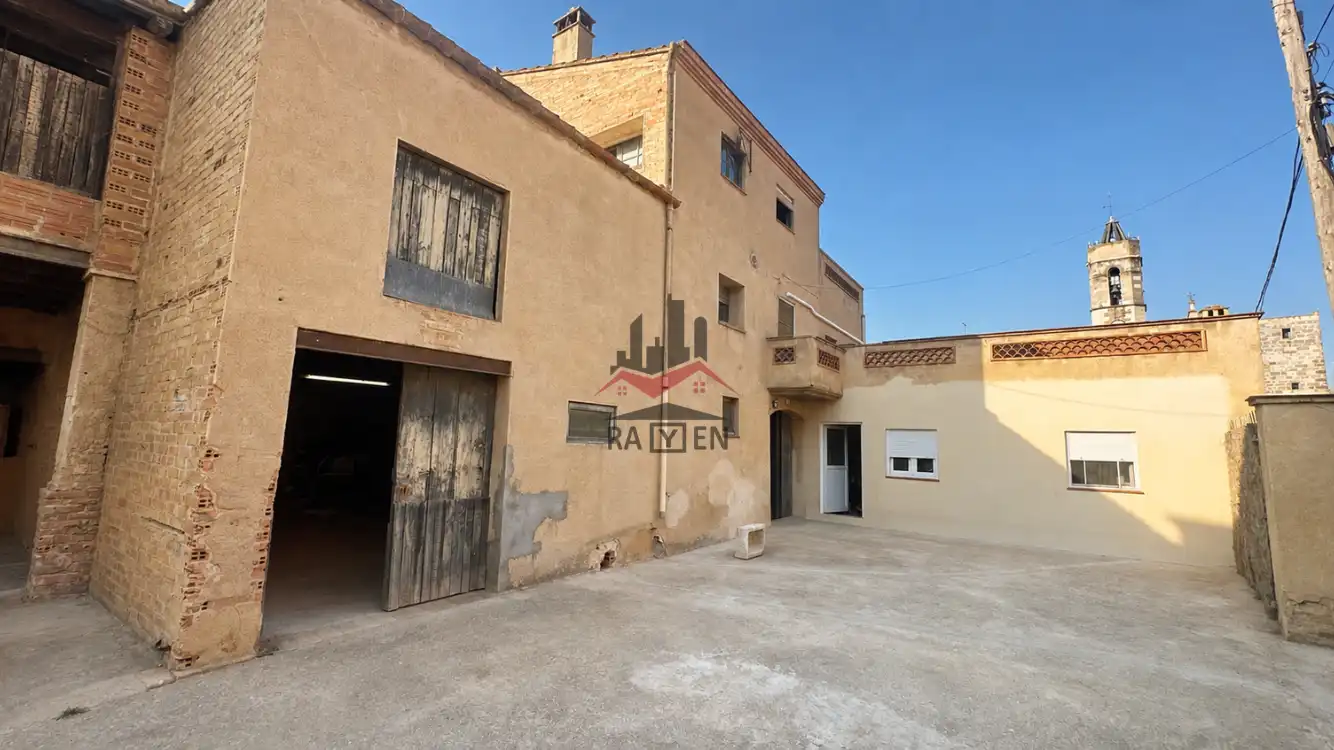 Vista exterior de Casa adosada en venda en Riumors