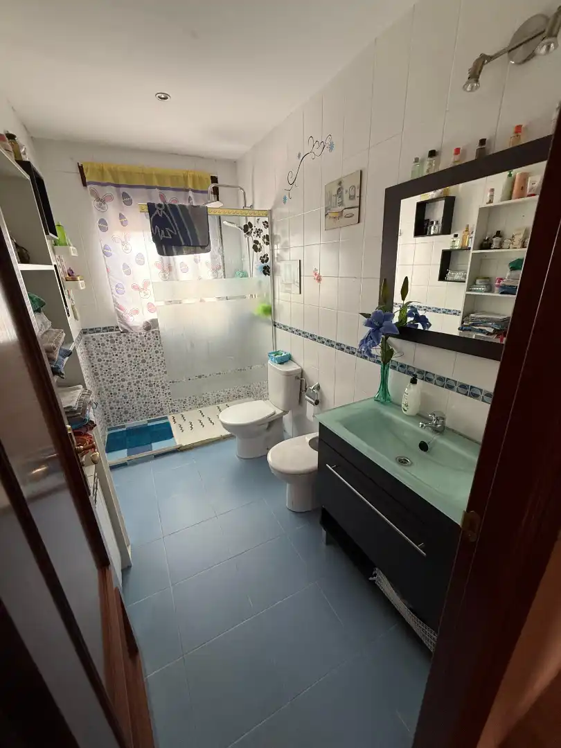 Baño de Casa adosada en venta en Fernán Caballero con Aire acondicionado, Calefacción y Jardín privado