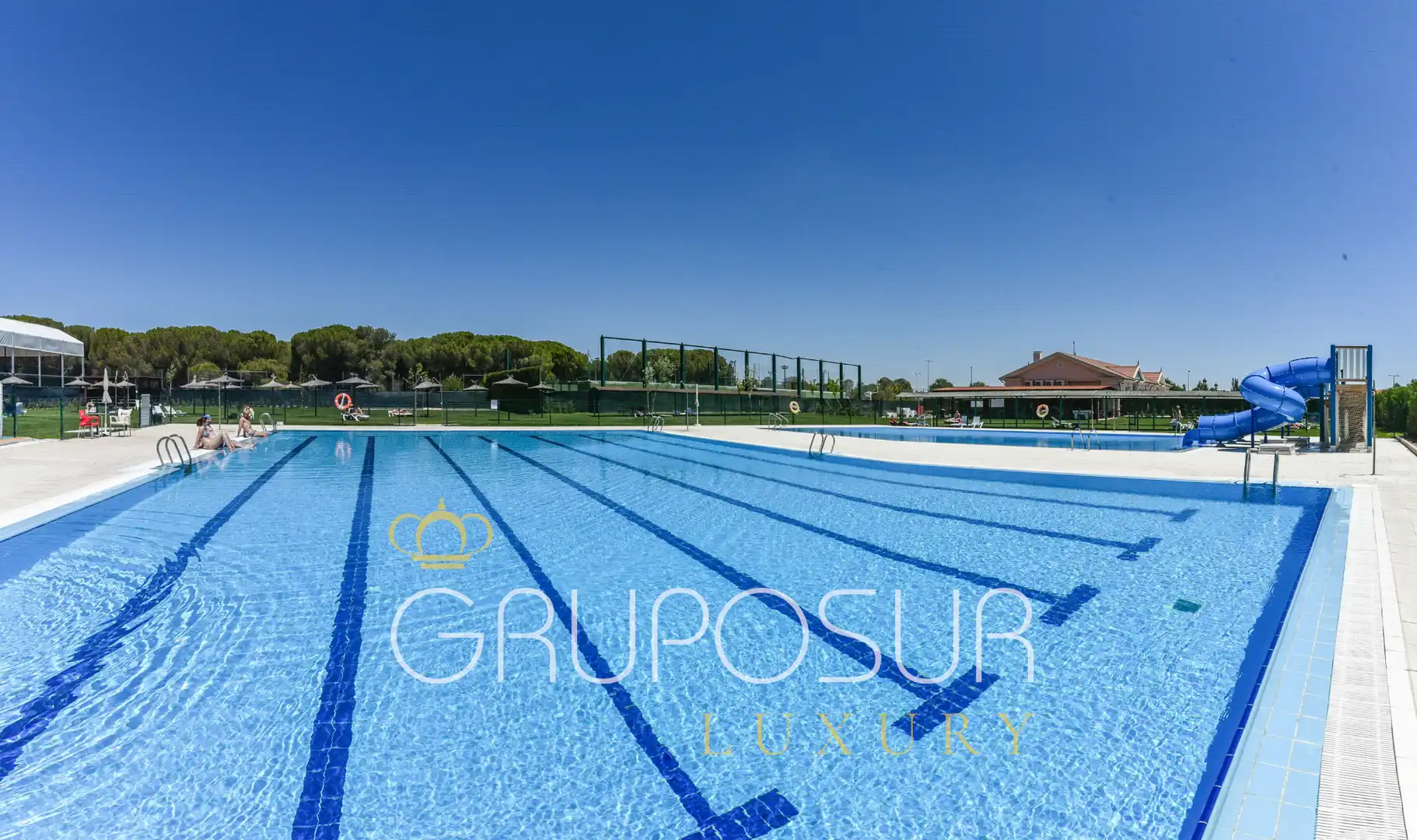 Schwimmbecken von Einfamilien-Reihenhaus zum Verkauf in Aldeamayor de San Martín mit Heizung, Privatgarten und Parkett