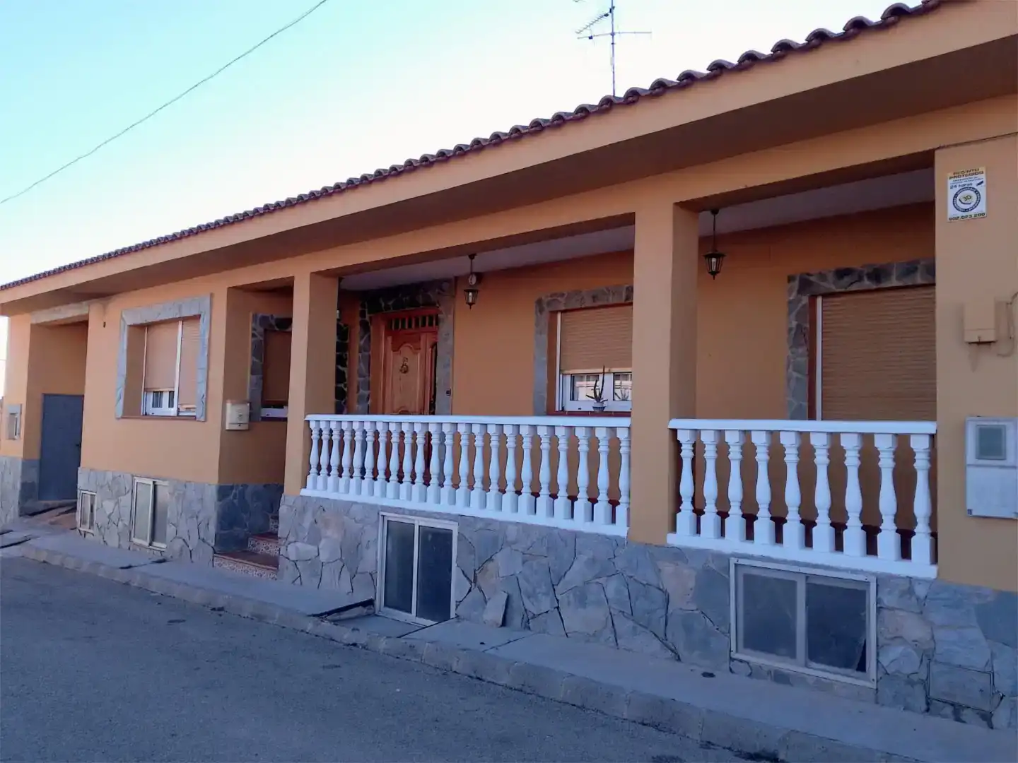 Vista exterior de Casa o xalet en venda en Villarta amb Aire condicionat, Traster i Moblat