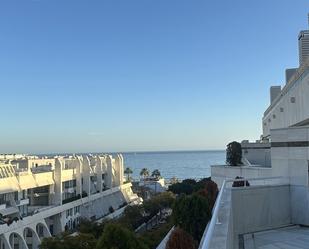 Vista exterior de Àtic en venda en Marbella amb Aire condicionat, Terrassa i Piscina
