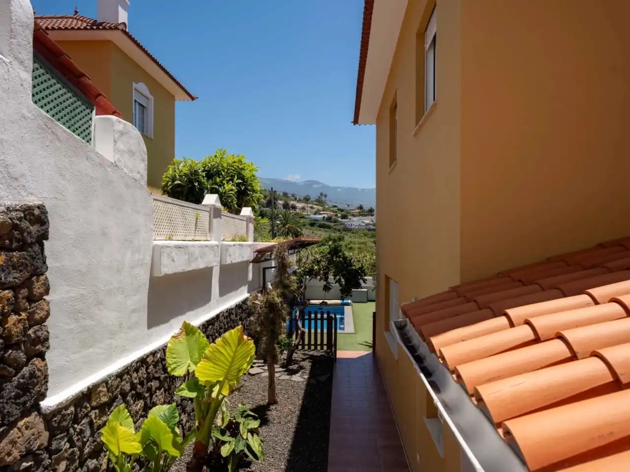 Exterior view of Houses for sale in Cuesta de la Villa