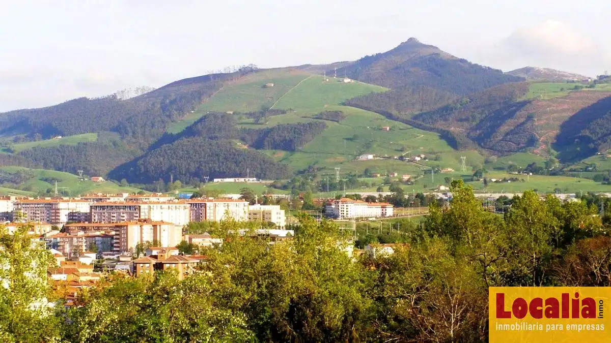 Vista exterior de Nau industrial de lloguer en Torrelavega 