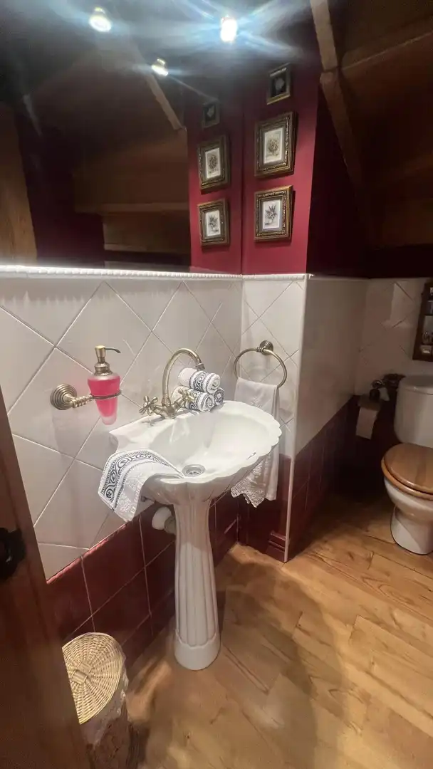 Badezimmer von Haus oder Chalet zum Verkauf in Suances mit Heizung, Privatgarten und Parkett