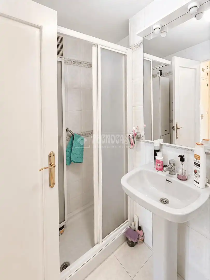 Baño de Piso en venta en Torrox con Terraza y Balcón