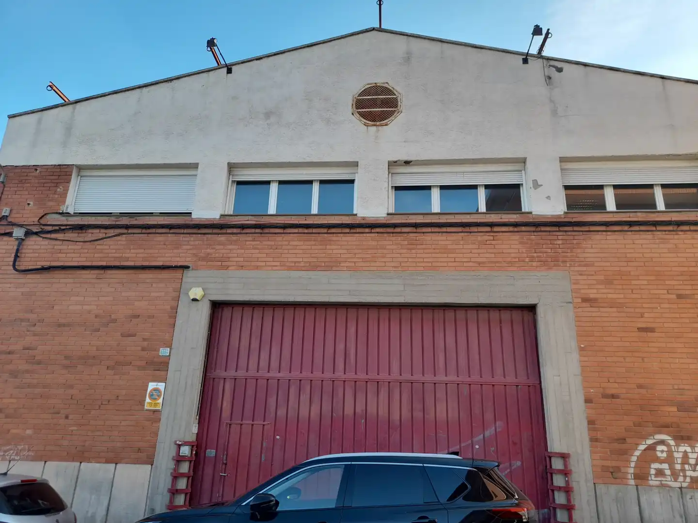 Außenansicht von Fabrikhallen zum Verkauf in Terrassa mit Heizung