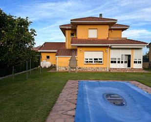 Vista exterior de Casa o xalet en venda en Cudillero amb Terrassa, Piscina i Balcó