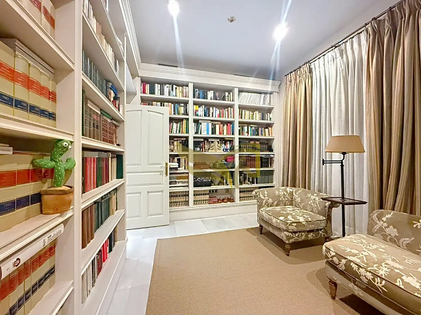 Schlafzimmer von Einfamilien-Reihenhaus zum Verkauf in Sevilla mit Klimaanlage, Heizung und Privatgarten