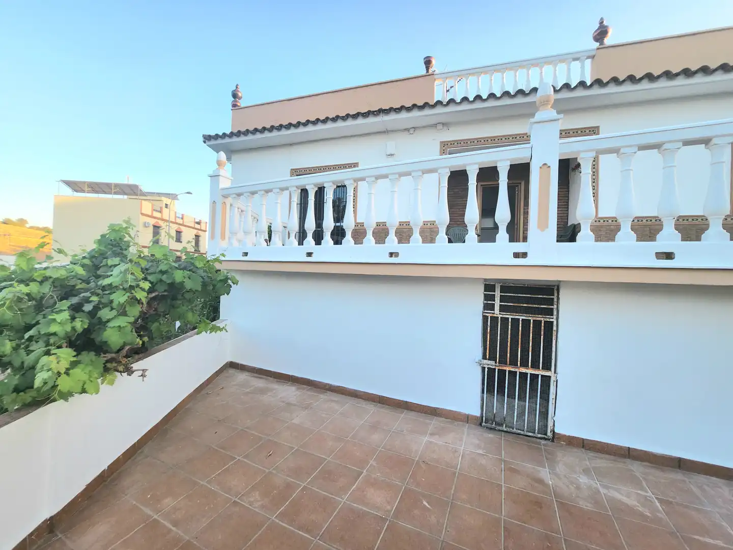 Außenansicht von Haus oder Chalet zum Verkauf in Alcalá de Guadaira mit Privatgarten, Terrasse und Abstellraum