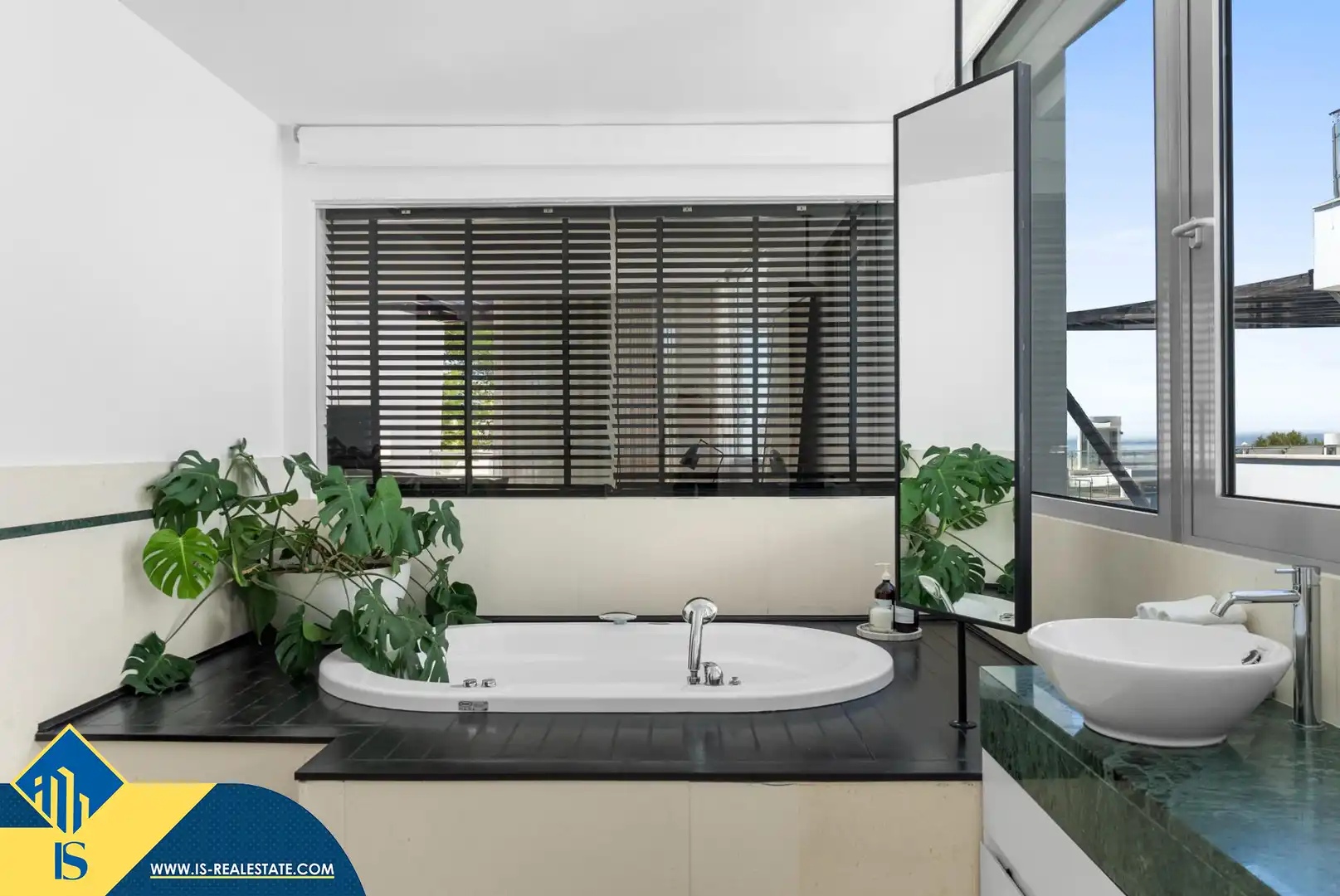 Chalet con piscina en venta en Milla de Oro, imagen 10