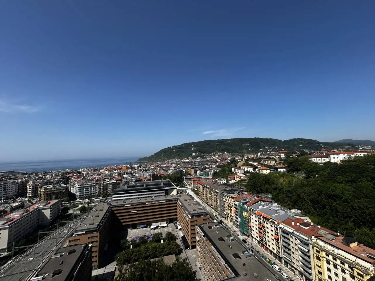 Vista exterior de Pis en venda en Donostia - San Sebastián  amb Calefacció, Traster i Alarma