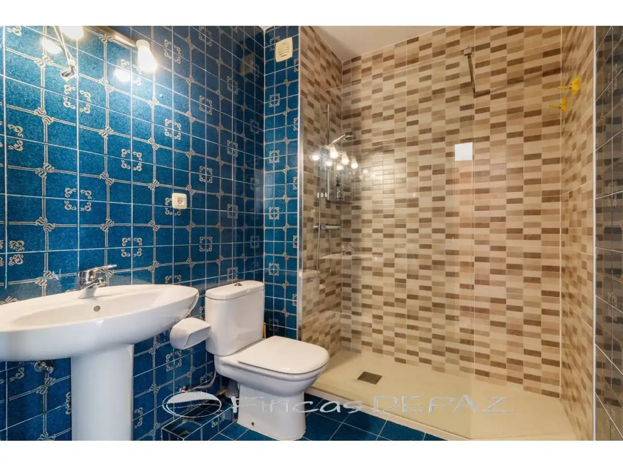 Bathroom of Apartments for sale in Castelldefels  with Terrace, Storage room and Community pool