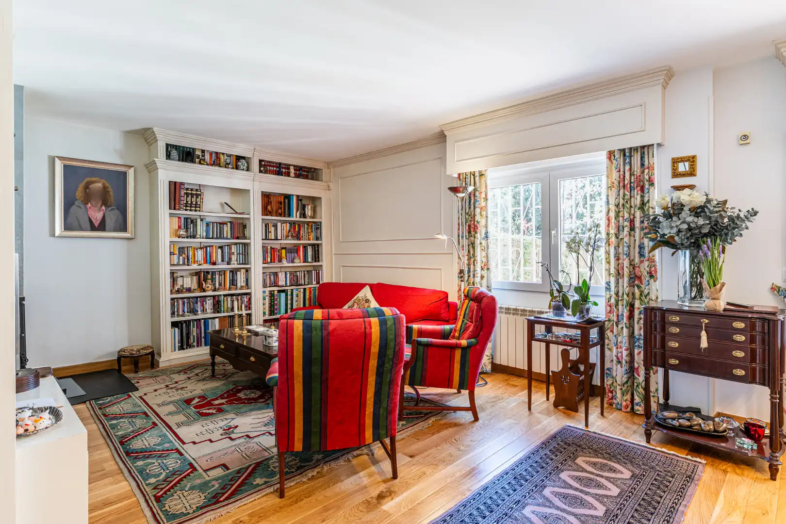 Wohnzimmer von Einfamilien-Reihenhaus zum Verkauf in Las Rozas de Madrid mit Klimaanlage, Heizung und Privatgarten