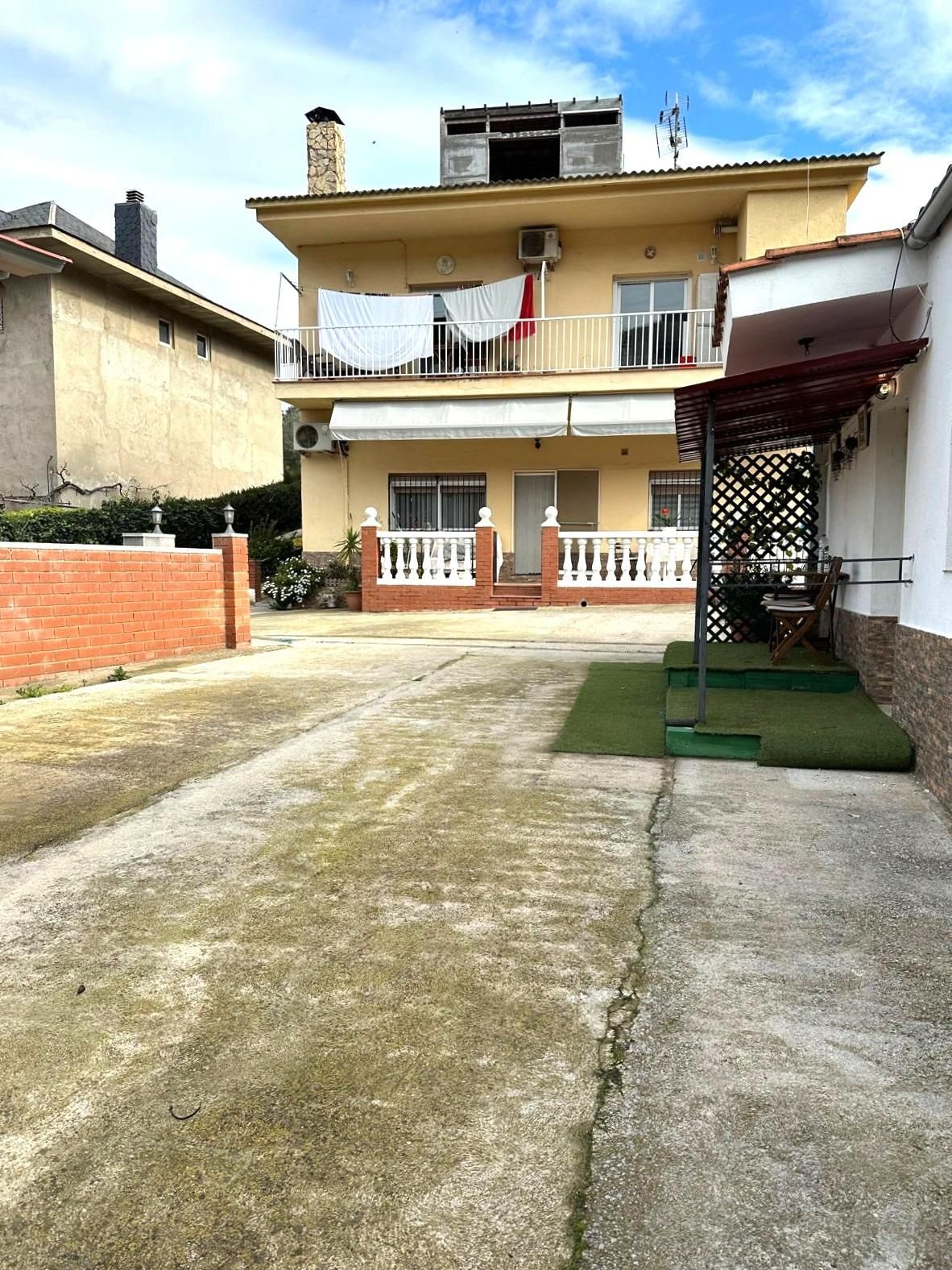 Exterior view of House or chalet for sale in Montcada i Reixac  with Air Conditioner, Heating and Private garden
