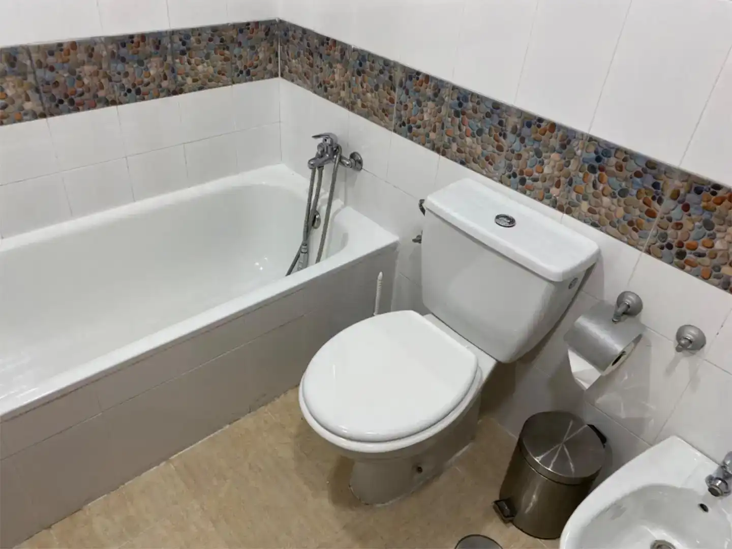 Bathroom of Houses for share in Bormujos  with Air Conditioner, Private garden and Storage room