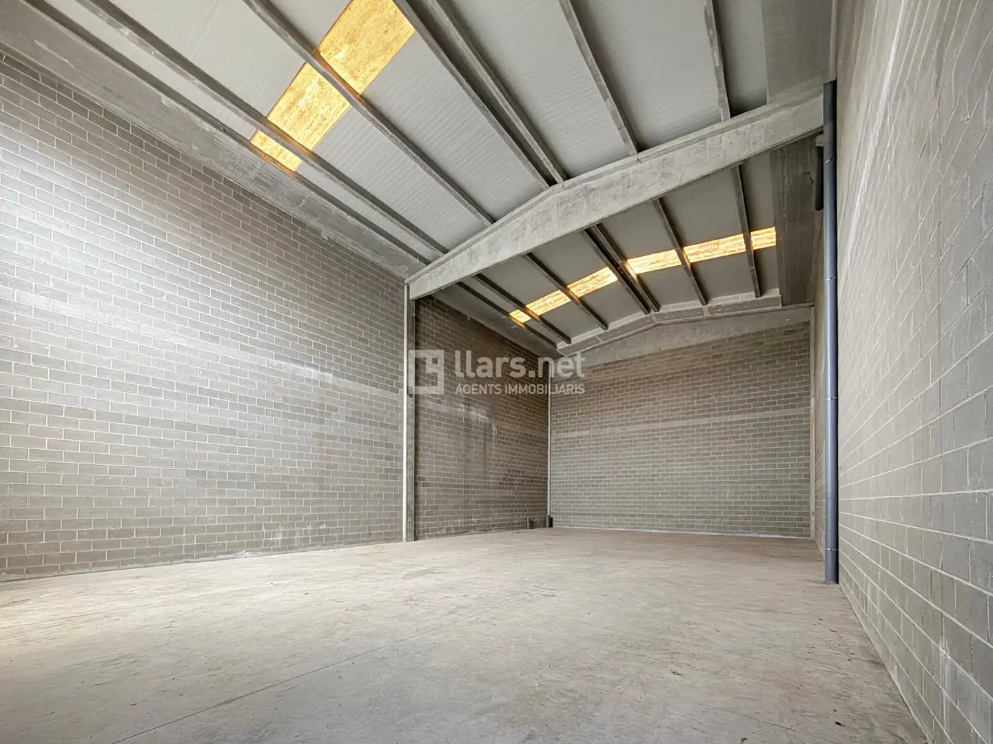 Nau industrial de lloguer a Carrer de l'Àncora, Barri del Mar