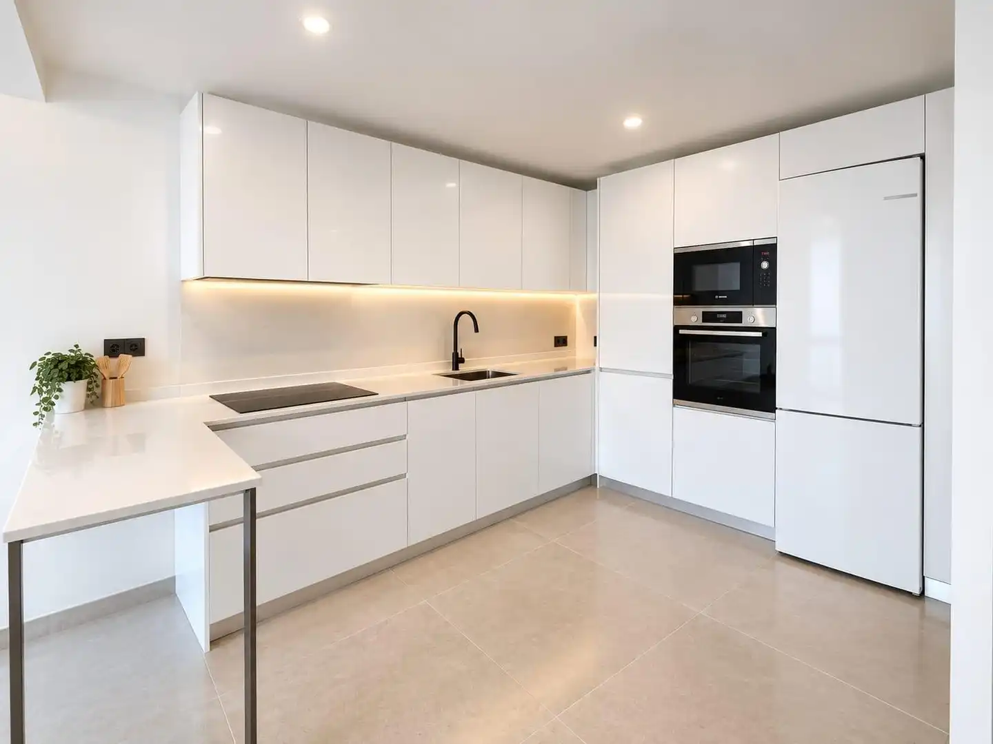 Apartamento con ascensor en venta en Puerto Deportivo, imagen 2