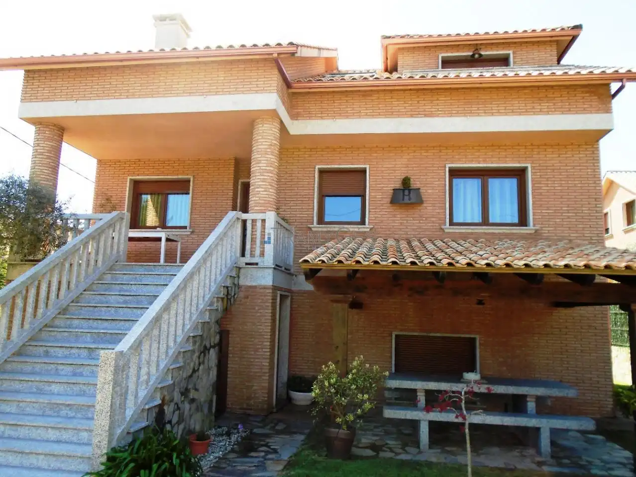 Vista exterior de Casa o xalet en venda en A Guarda   amb Calefacció, Jardí privat i Parquet