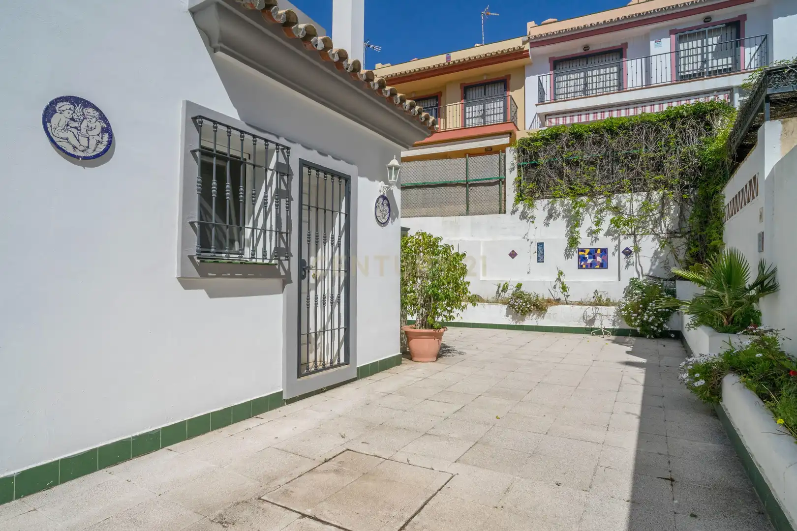 Vista exterior de Casa o xalet en venda en Fuengirola amb Aire condicionat, Jardí privat i Traster