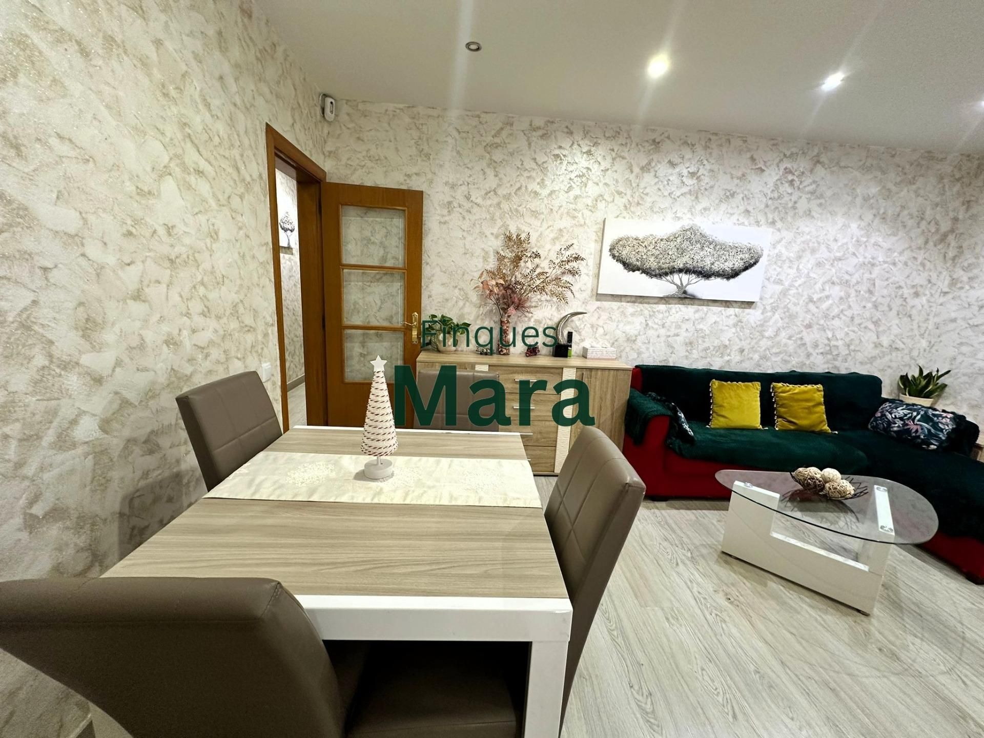 Dining room of Flat for sale in L'Hospitalet de Llobregat  with Air Conditioner, Parquet flooring and Balcony