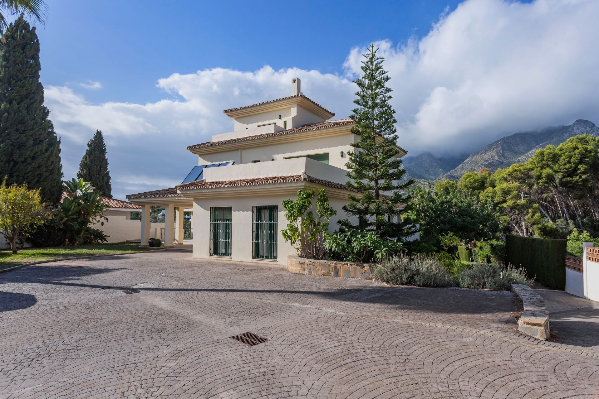 Exterior view of House or chalet for sale in Marbella  with Air Conditioner, Heating and Private garden