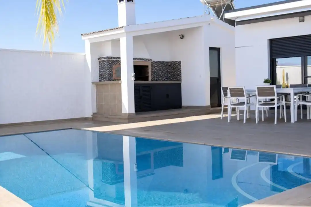 Chalet con piscina en venta en Pizarra