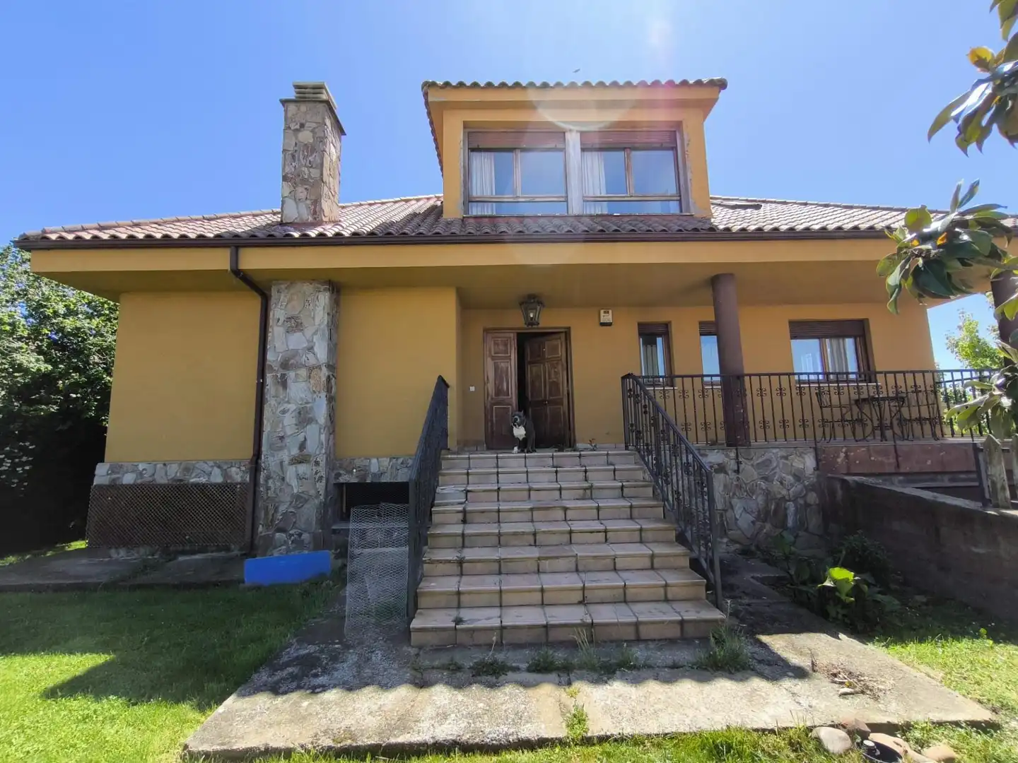 Vista exterior de Casa o chalet en venta en Villaturiel con Calefacción, Jardín privado y Parquet