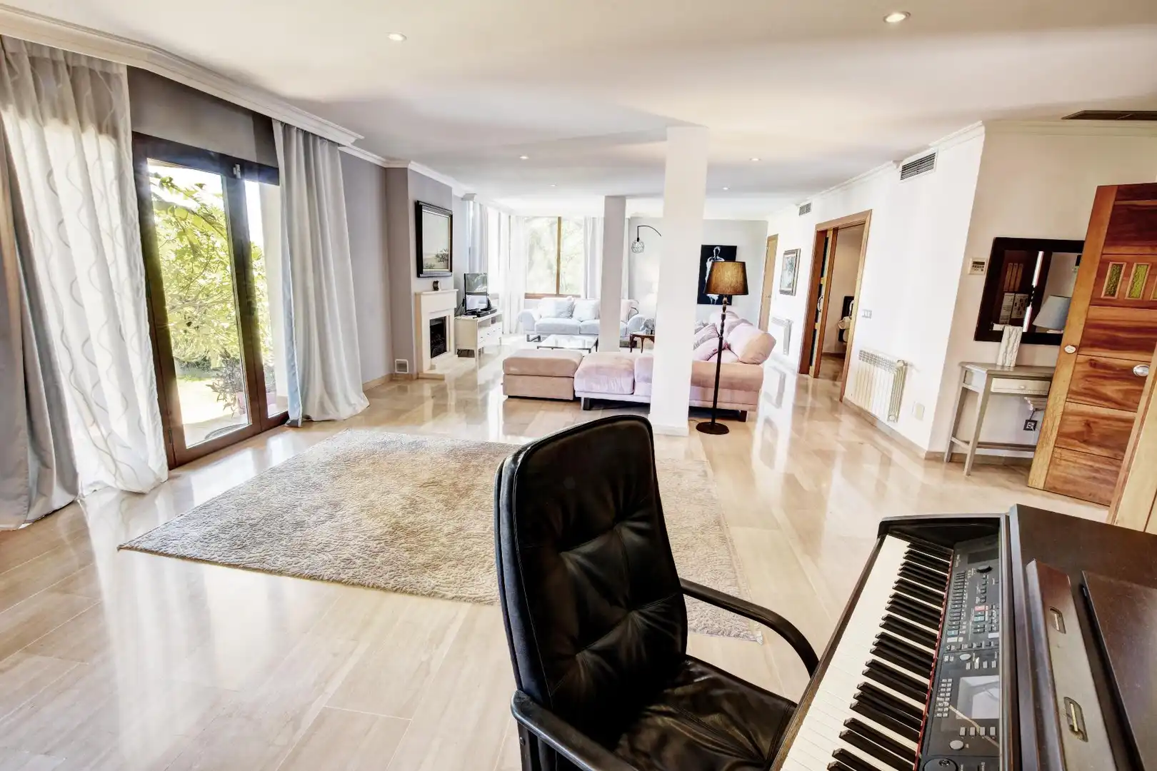 Sala d'estar de Casa o xalet en venda en Benalmádena amb Aire condicionat, Calefacció i Jardí privat