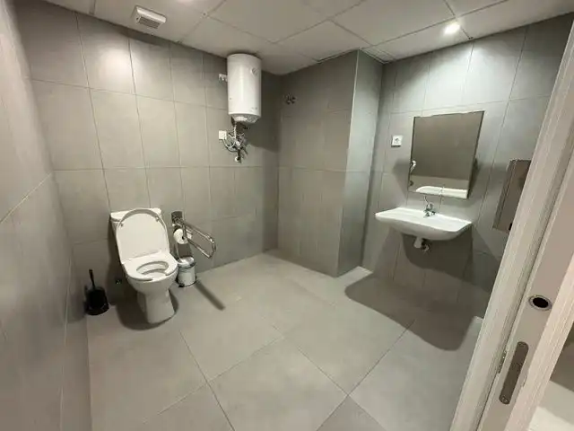 Bany de Oficina en venda en Madrid amb Aire condicionat, Calefacció i Terrassa