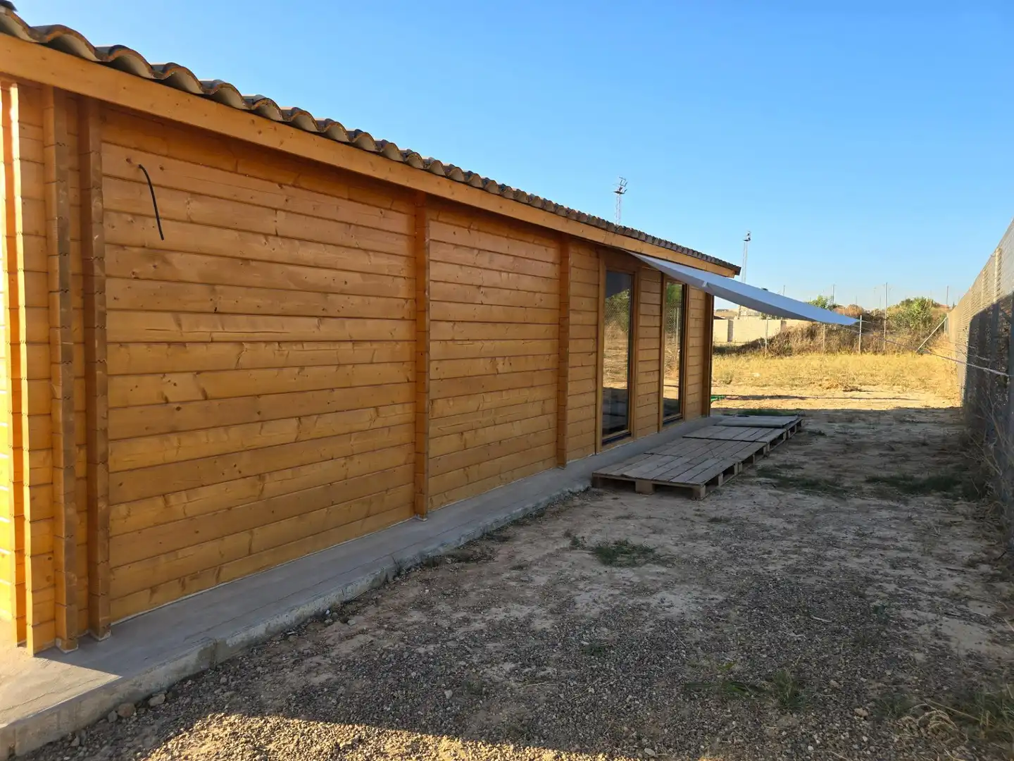 Vista exterior de Casa o chalet en venta en Palomares del Río con Jardín privado
