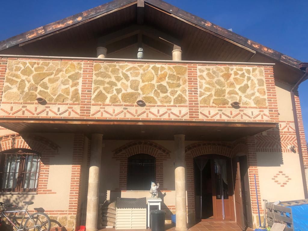Vista exterior de Casa o xalet en venda en Martín Muñoz de la Dehesa amb Jardí privat, Terrassa i Moblat