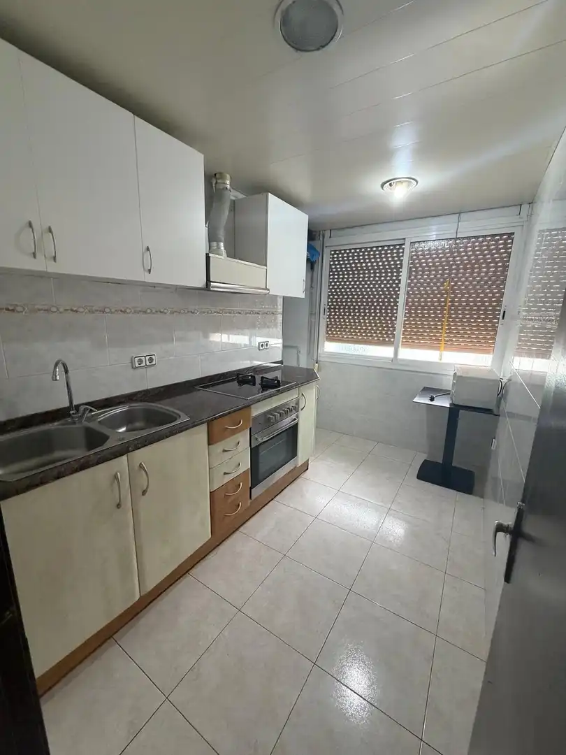 Küche von Wohnung zum Verkauf in Cornellà de Llobregat mit Klimaanlage und Heizung