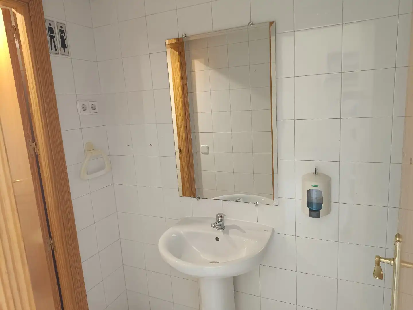 Baño de Local de alquiler en Arroyomolinos (Madrid) con Amueblado, Internet y Alarma