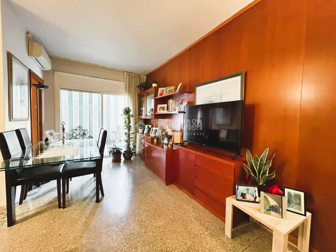 Sala d'estar de Pis en venda en L'Hospitalet de Llobregat amb Aire condicionat, Calefacció i Balcó