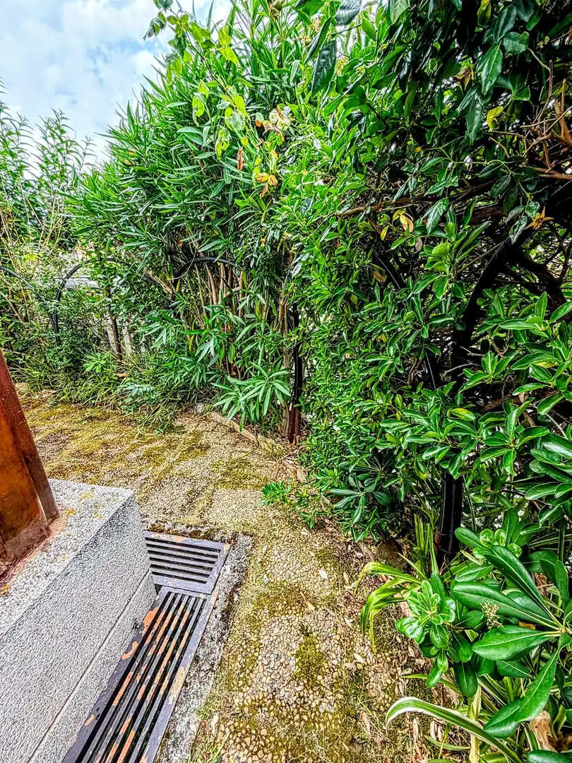 Außenansicht von Erdgeschoss zum Verkauf in Noja mit Privatgarten, Terrasse und Balkon