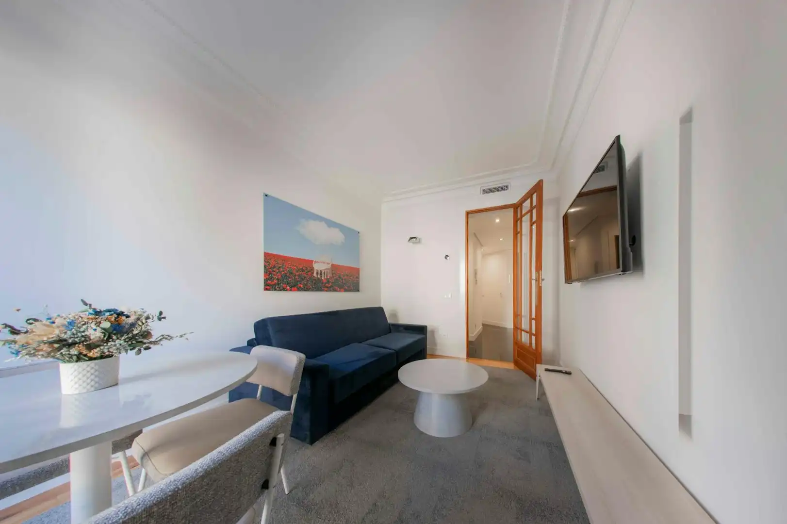 Living room of Flat for rent in Madrid  with Air Conditioner, Heating and Furnished