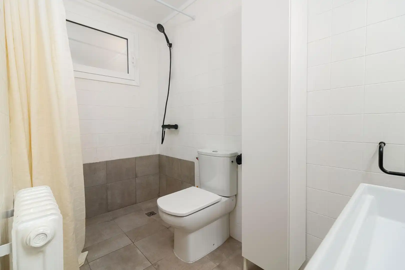 Badezimmer von Wohnung zum Verkauf in Figueres mit Heizung, Parkett und Terrasse