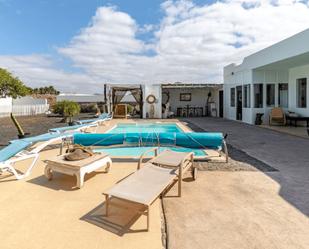 Swimming pool of House or chalet for sale in Teguise