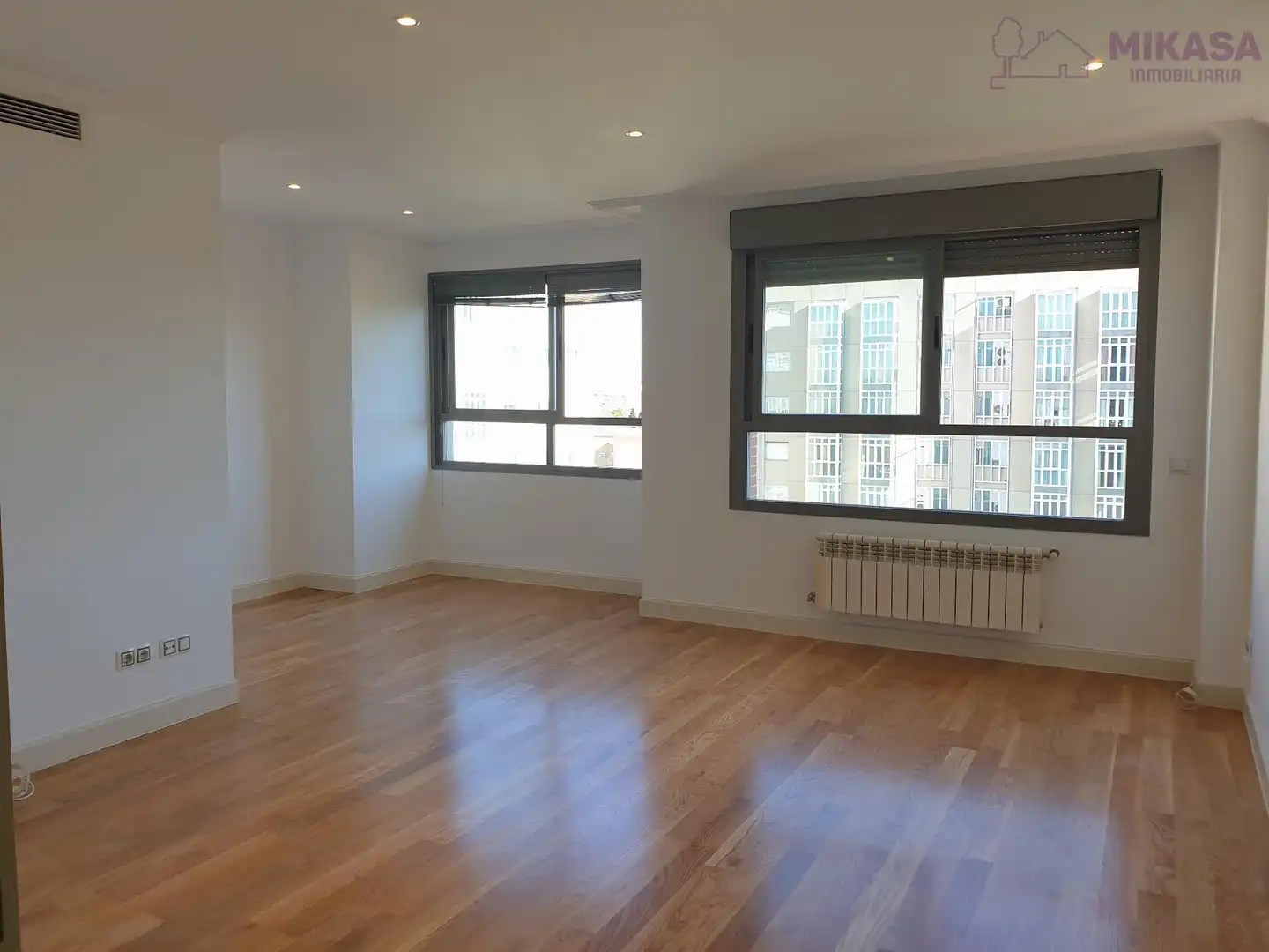 Living room of Flat for rent in Madrid  with Air Conditioner, Heating and Community pool