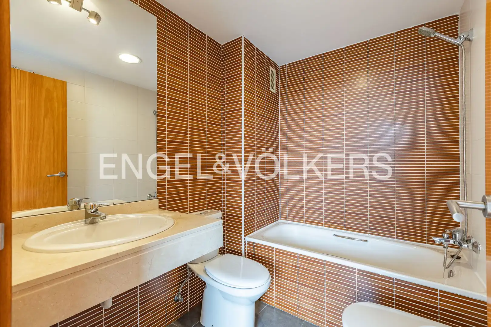 Baño de Piso en venta en Sabadell con Aire acondicionado, Calefacción y Jardín privado