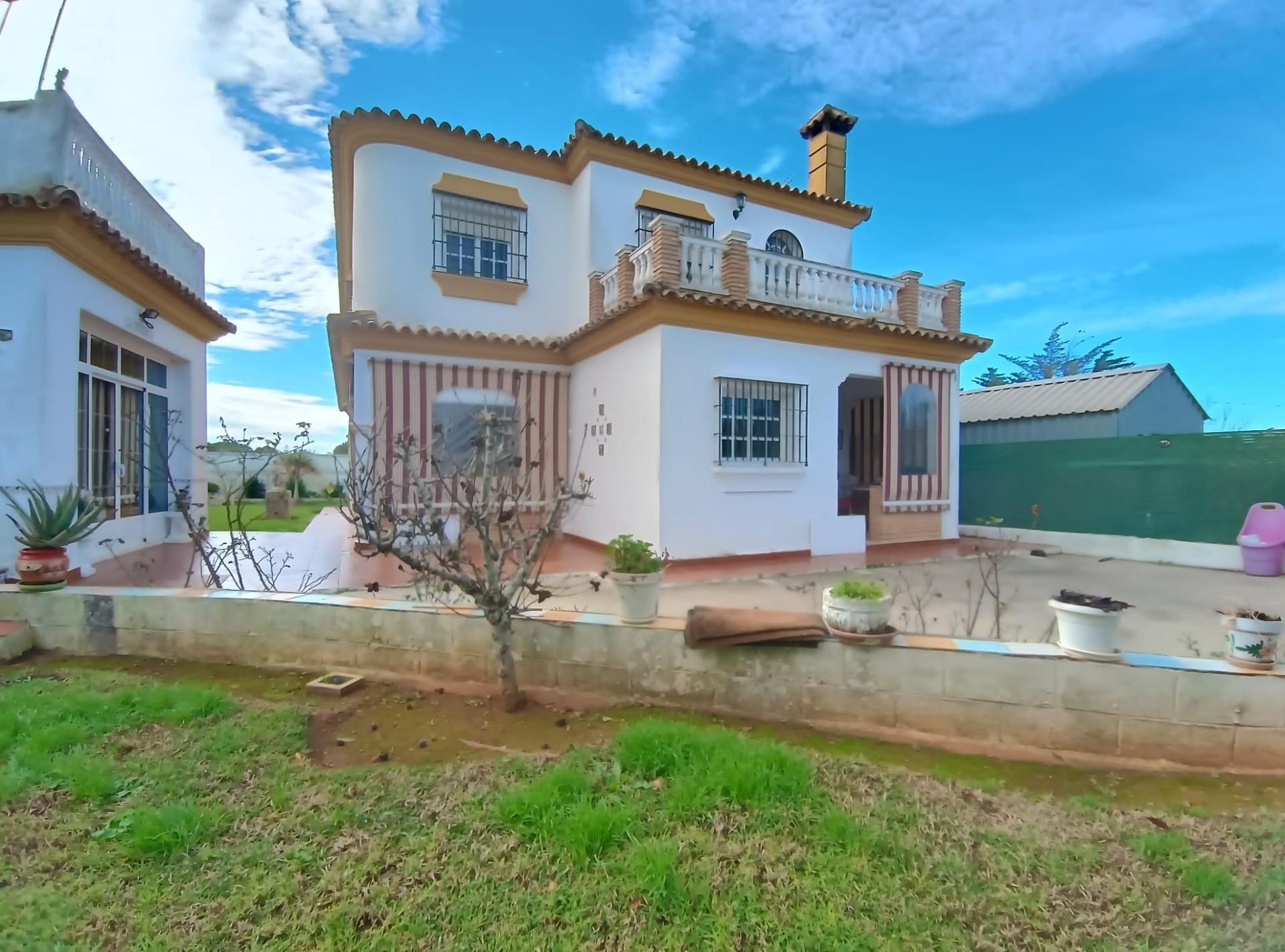 Vista exterior de Casa o xalet en venda en Chiclana de la Frontera amb Jardí privat