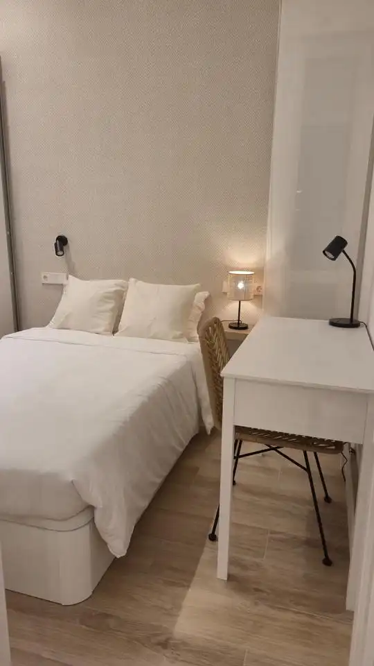 Schlafzimmer von Erdgeschoss zur Miete in Madrid mit Klimaanlage