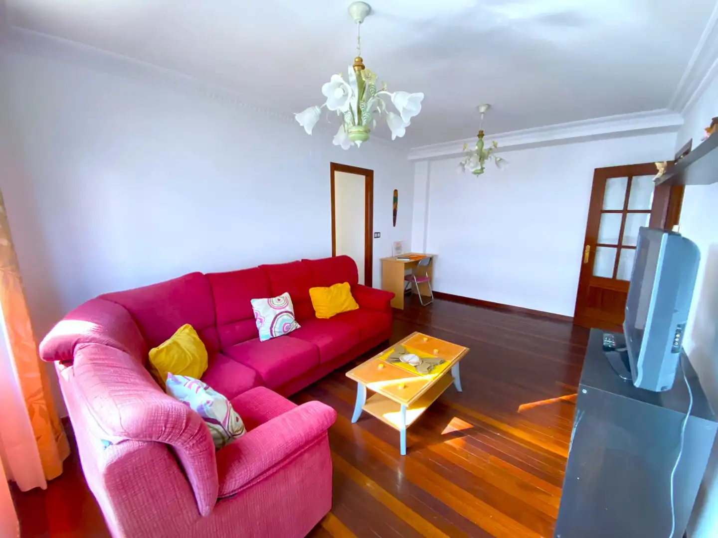 Sala de estar de Piso en venta en Castro-Urdiales con Calefacción, Jardín privado y Parquet
