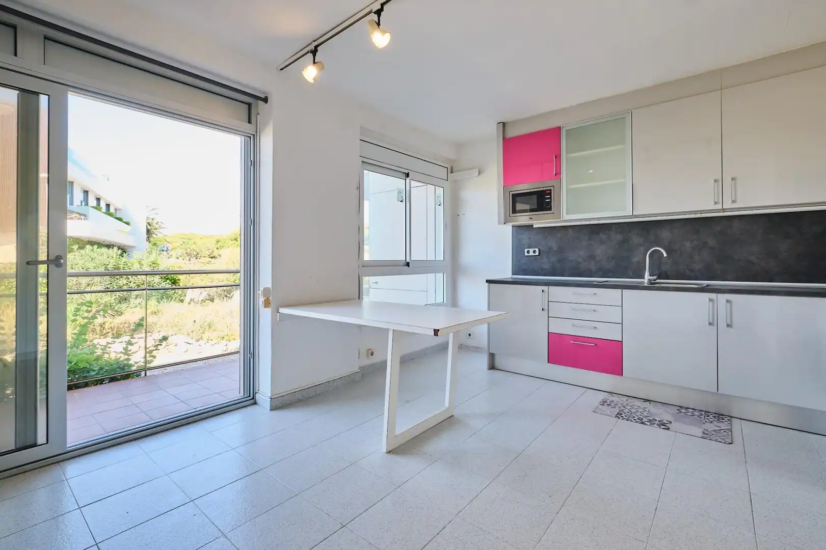 Cocina de Apartamento en venta en Gavà con Terraza y Piscina comunitaria