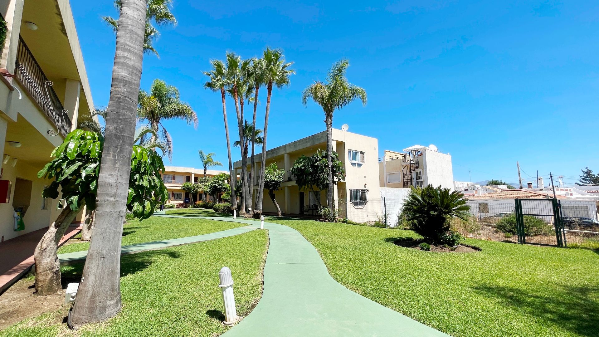 Vista exterior de Apartament en venda en Estepona amb Piscina comunitària