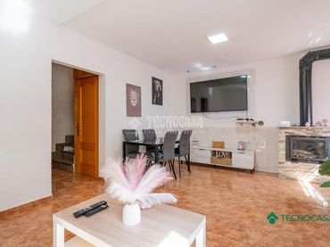 Casa aparellada amb balcó en venda a La Gangosa