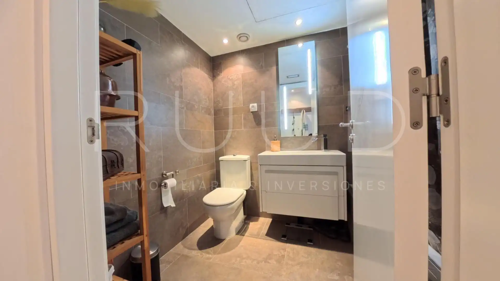 Bathroom of Duplexes for sale in Castelldefels  with Air Conditioner, Heating and Parquet flooring