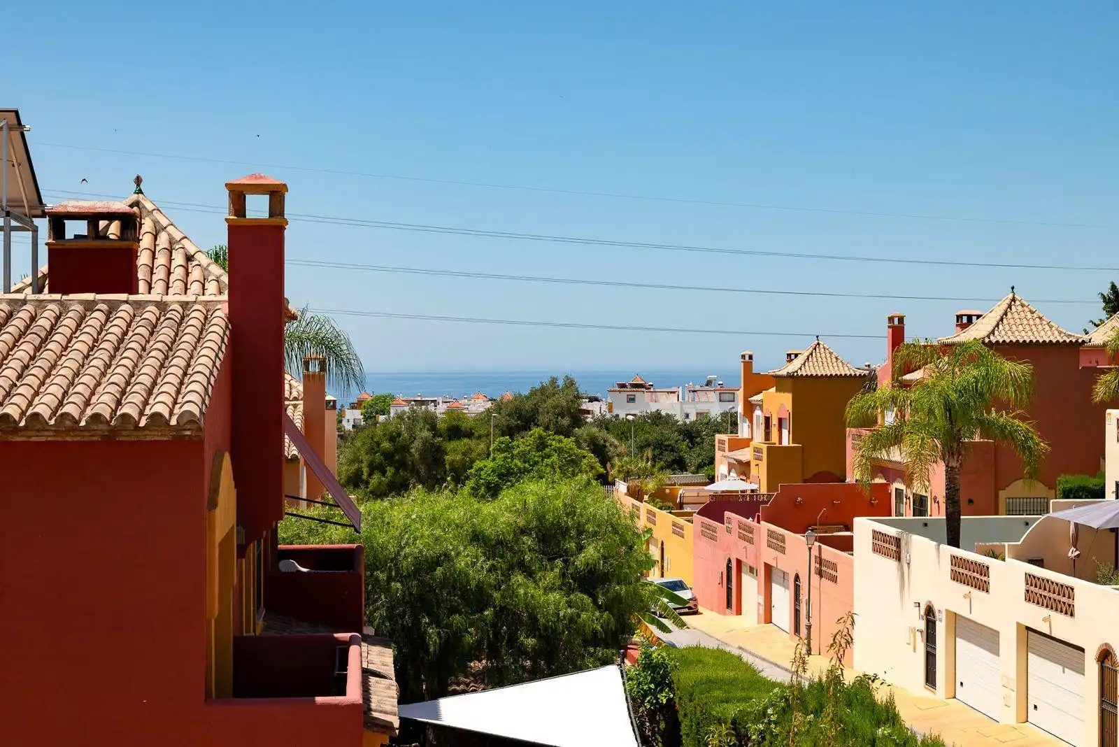 Vista exterior de Casa adosada en venta en Marbella con Aire acondicionado, Calefacción y Jardín privado