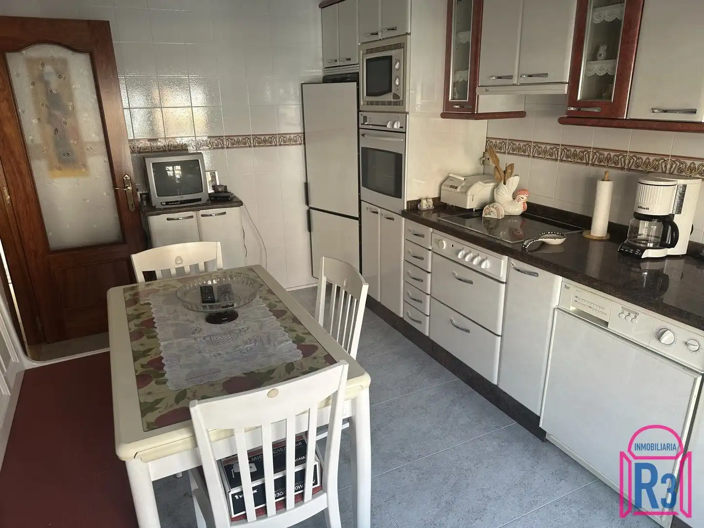 Cuina de Casa adosada en venda en San Andrés del Rabanedo amb Calefacció, Terrassa i Moblat